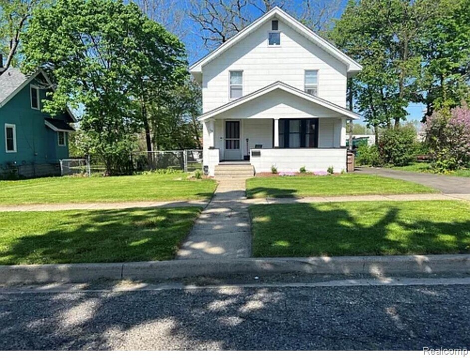 16 Chippewa Rd in Pontiac, MI - Building Photo