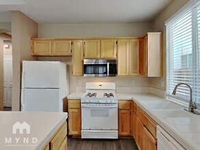 2040 Fenmore Way in Sacramento, CA - Building Photo - Building Photo