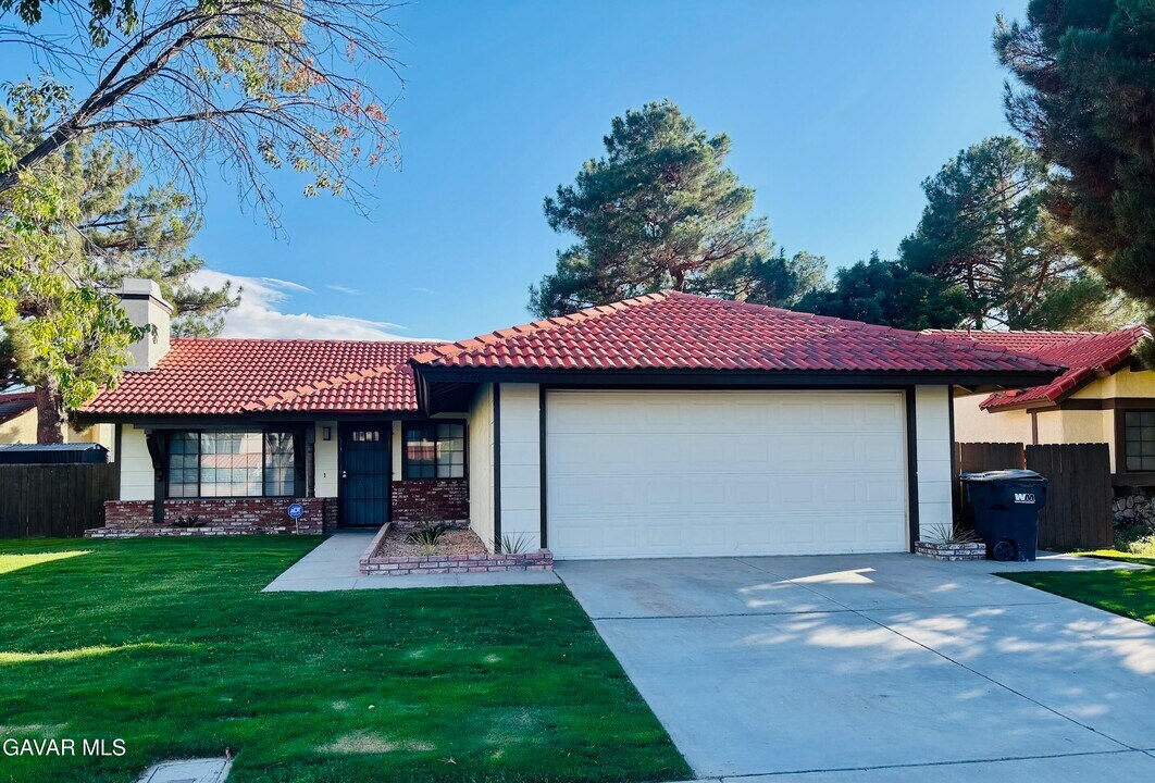 2730 E Ave K4 in Lancaster, CA - Building Photo