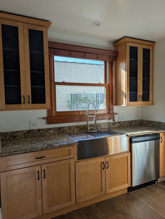 6265 Commodore Sloat Dr in Los Angeles, CA - Building Photo