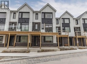 10 Rainwater Ln in Barrie, ON - Building Photo
