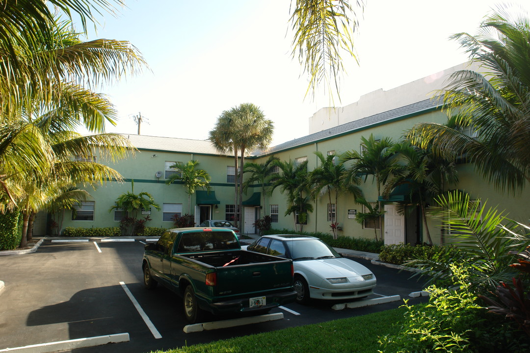 323 Almeria Rd in West Palm Beach, FL - Building Photo