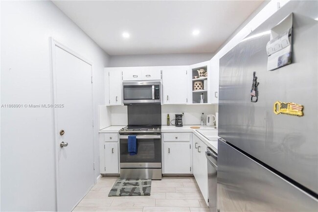 5840 NE 22nd Way in Fort Lauderdale, FL - Building Photo - Building Photo