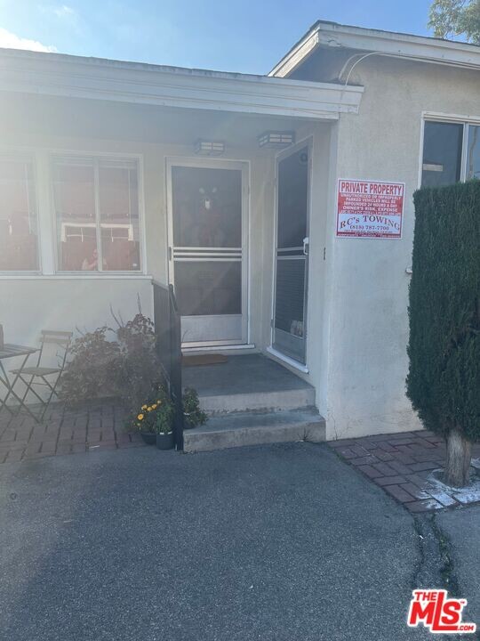 5644 Riverton Ave-Unit -B in Los Angeles, CA - Building Photo