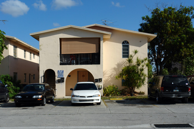 81 W 23rd St in Hialeah, FL - Foto de edificio - Building Photo