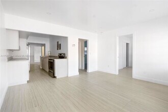 1364 NE 145th St in Miami, FL - Building Photo - Building Photo
