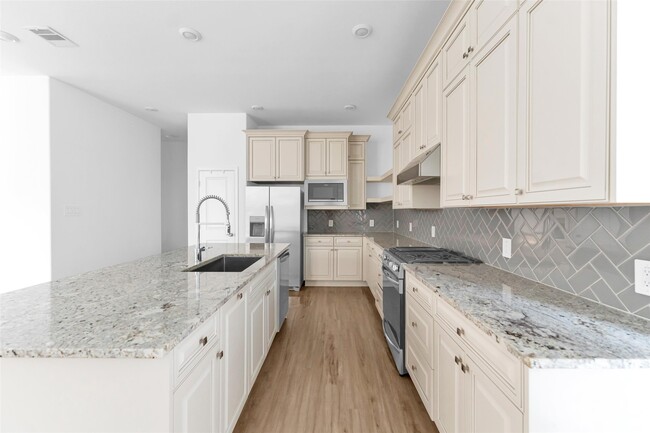 property at 1426 Northwood Blf Ln