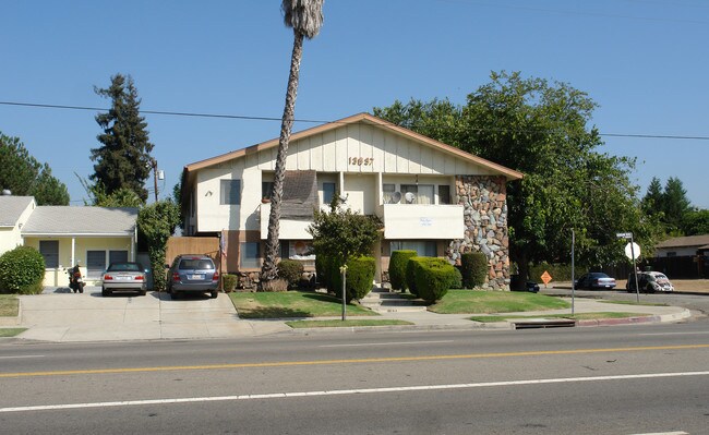 13837 Burbank Blvd in Van Nuys, CA - Building Photo - Building Photo