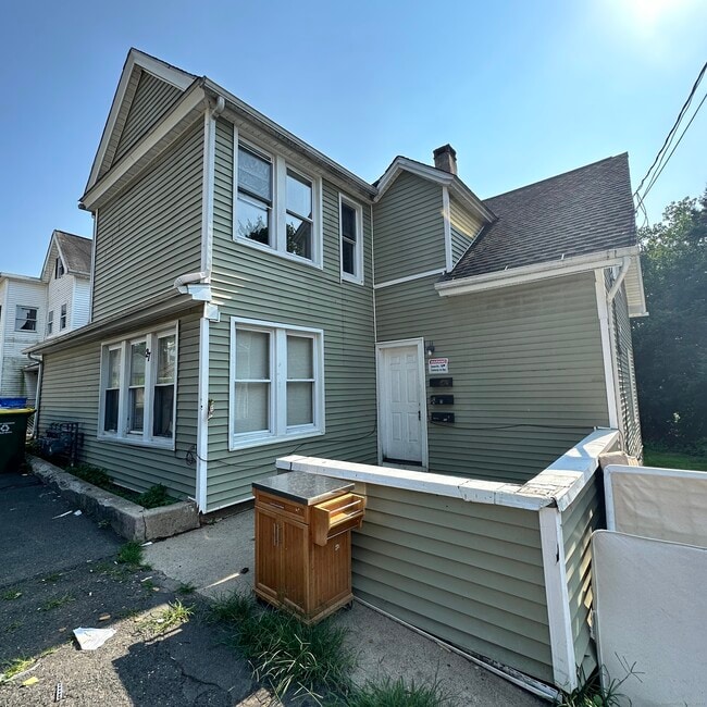27 Manhan St in Waterbury, CT - Building Photo - Building Photo