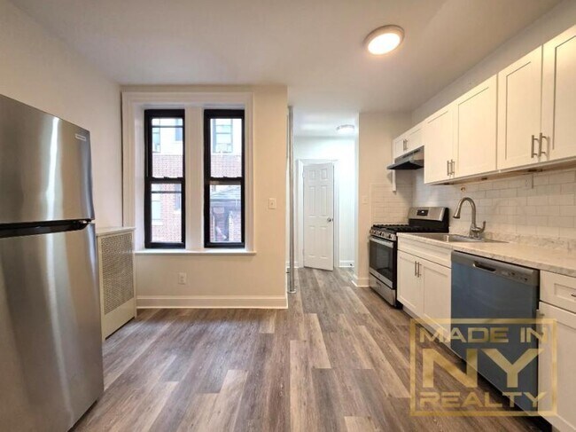 31-49-49 29th St in Queens, NY - Foto de edificio - Building Photo