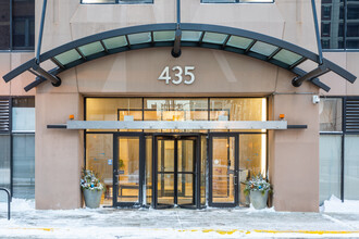 Erie Centre Tower in Chicago, IL - Foto de edificio - Building Photo