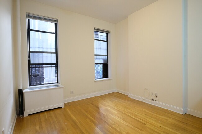 750 9th Ave in New York, NY - Building Photo - Building Photo
