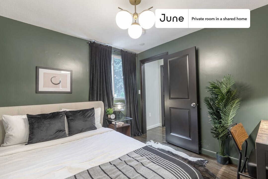 Room in Shared 6 bed/4 bath home in Boston, MA - Building Photo