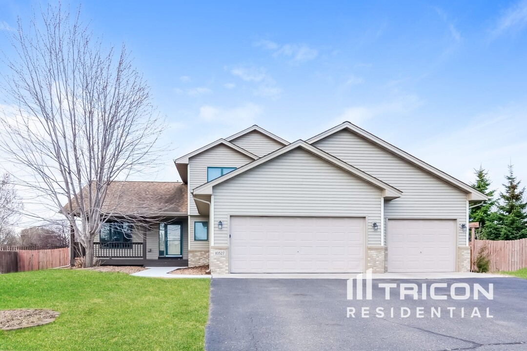 10527 61st Pl in Albertville, MN - Building Photo