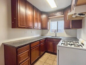 Charming 1-Bed, 1-Bath Apartment in Vibrant Harbor City with 2 Parking Spaces in Harbor City, CA - Foto de edificio - Building Photo