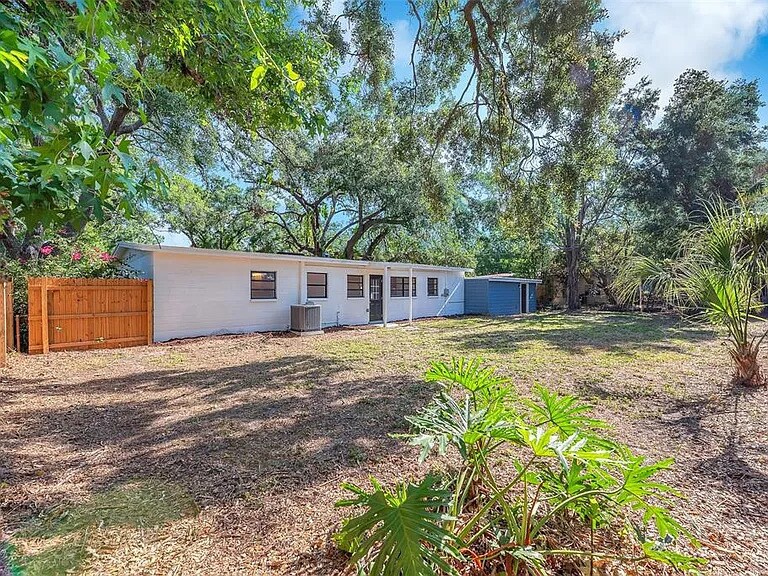 2003 E Clinton St in Tampa, FL - Building Photo