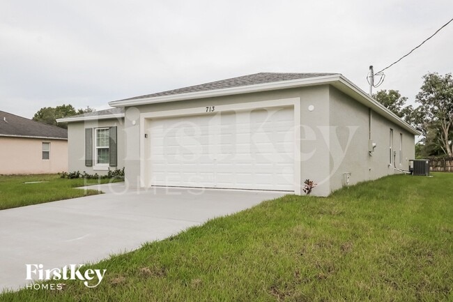 713 SE Lansdowne Ave in Port St. Lucie, FL - Building Photo - Building Photo
