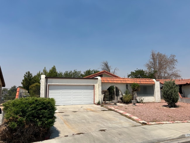 13850 Dahlgren Dr in Victorville, CA - Building Photo - Building Photo