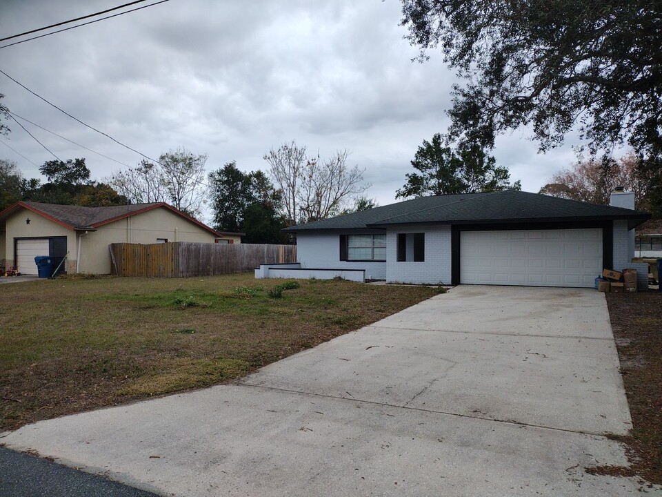 11151 Holbrook St in Spring Hill, FL - Building Photo