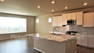1122 Baker Hts Lp in Bremerton, WA - Building Photo - Building Photo