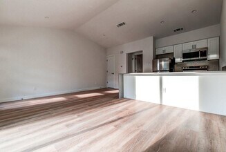 1207 Hollow Creek Dr in Austin, TX - Building Photo - Building Photo