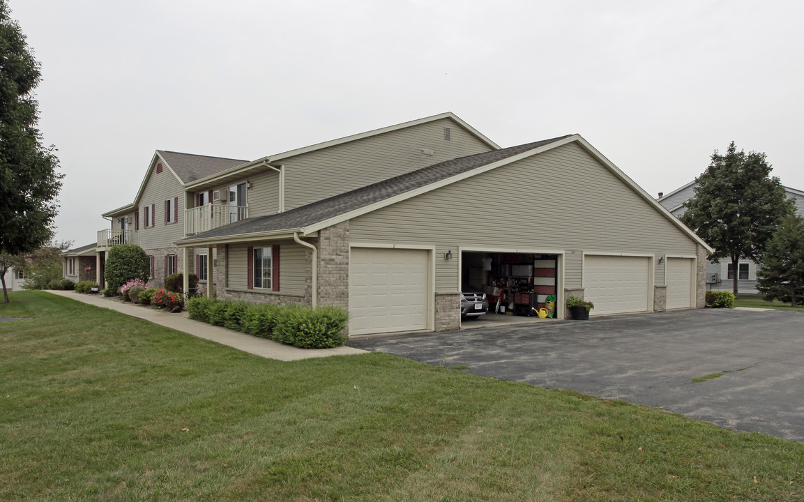 68 Mountin Dr in Mayville, WI - Building Photo