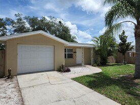 3221 Fairmount Dr in Holiday, FL - Building Photo