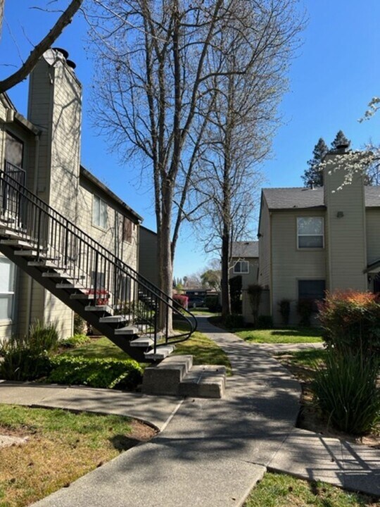 9133 Newhall Dr in Sacramento, CA - Building Photo