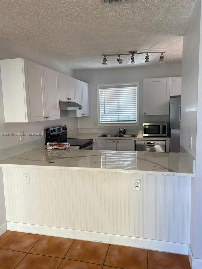 property at 6215 SW Kendale Lakes Cir
