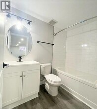 242 W 17th St in Hamilton, ON - Building Photo - Building Photo