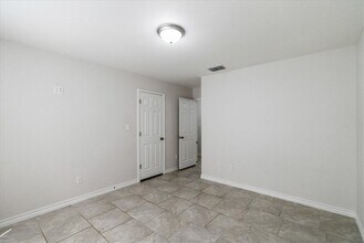 525 Military Dr in Corpus Christi, TX - Foto de edificio - Building Photo