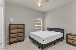 242 Newport Dr in Naples, FL - Building Photo