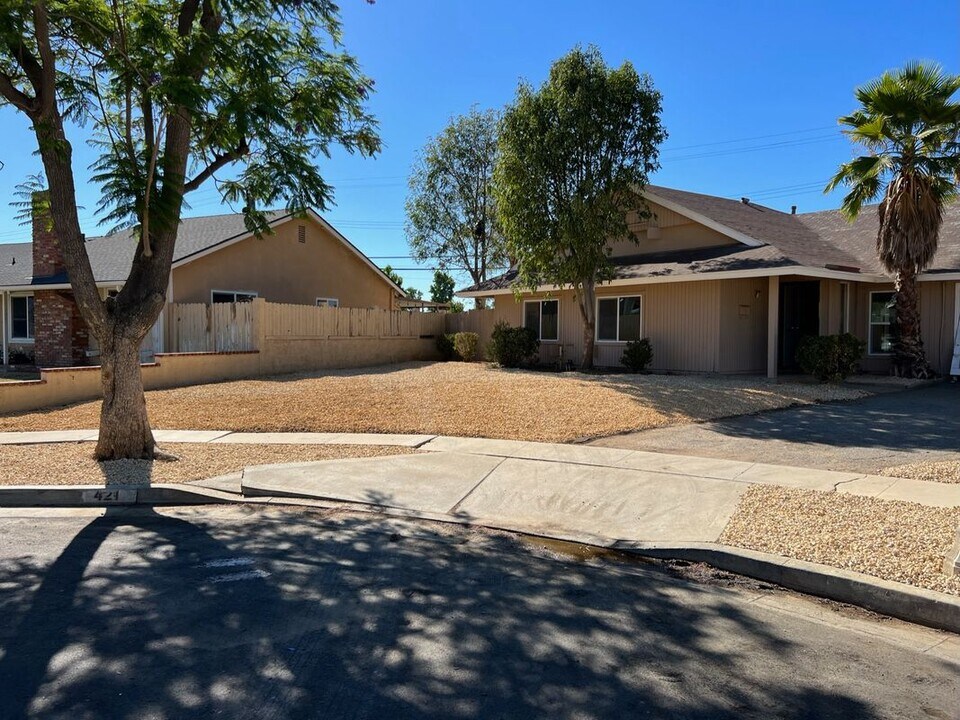 421 Royal Cir in Corona, CA - Building Photo
