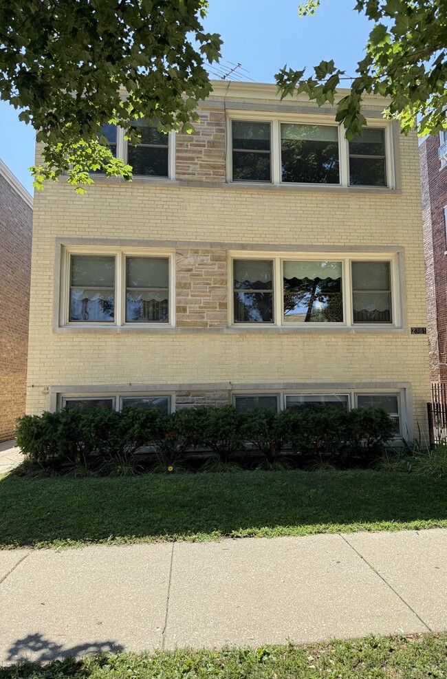property at 2711 W Berwyn Ave