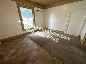 2411 Fox Ave-Unit -Apt A in Fort Wayne, IN - Foto de edificio - Building Photo