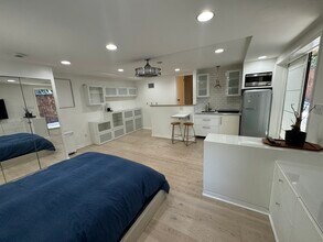 11930 Sunshine Ter, Unit Studio apartment in Studio City, CA - Foto de edificio - Building Photo