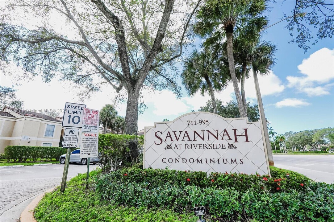 833 Riverside Dr in Coral Springs, FL - Building Photo