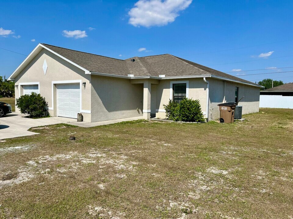 141 Santa Barbara Blvd in Cape Coral, FL - Building Photo