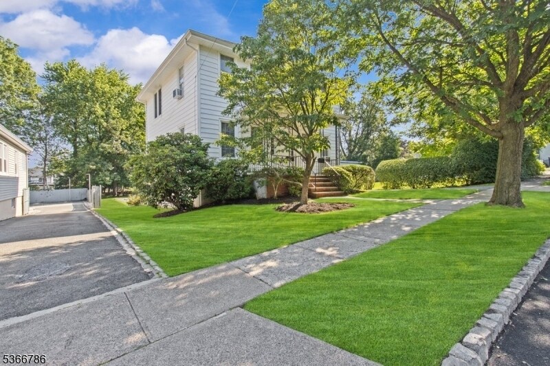 14 S Mountain Ave in Cedar Grove, NJ - Building Photo
