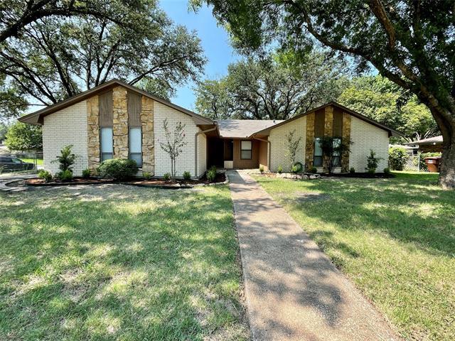 2301 Bowling Green St in Denton, TX - Foto de edificio