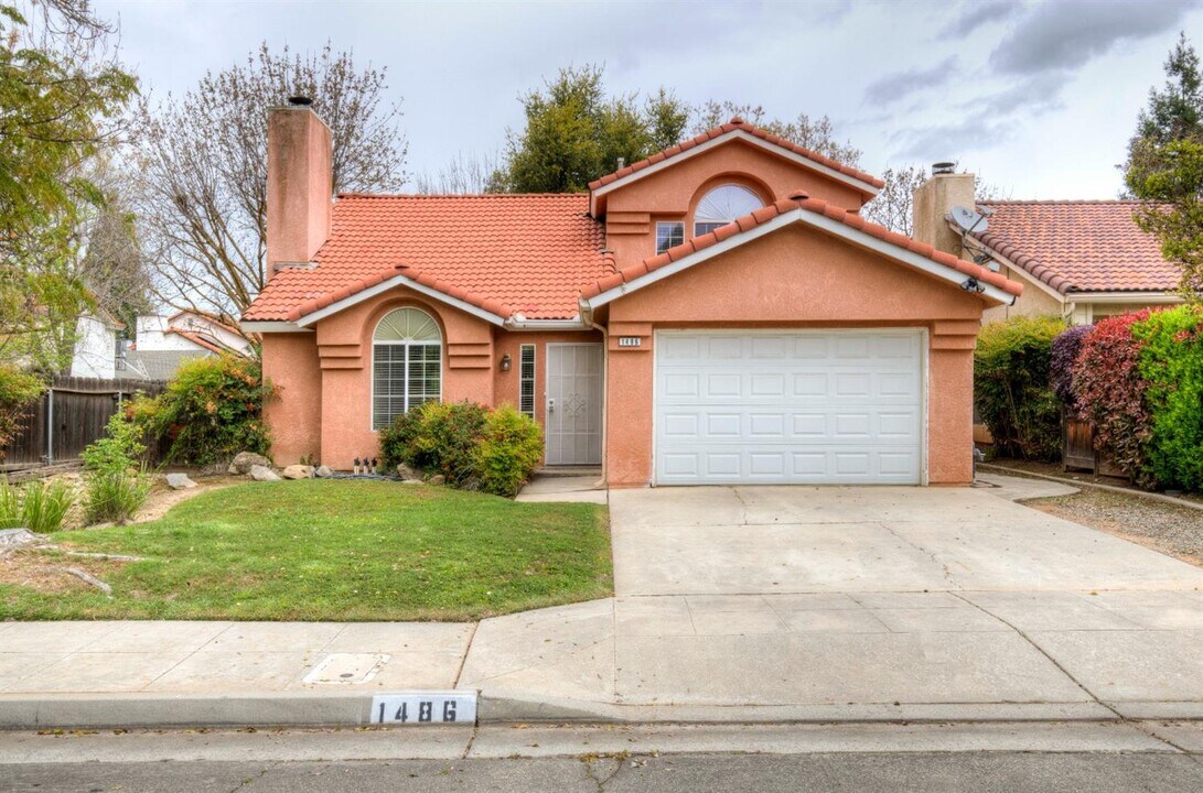 1486 E Solar Ave in Fresno, CA - Building Photo