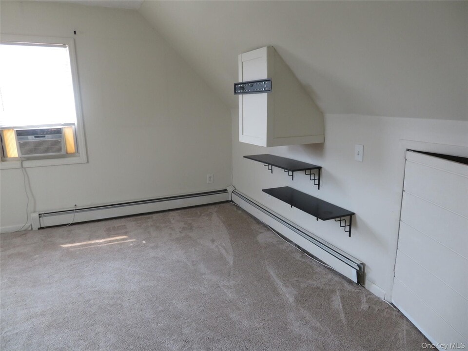 9 Palfrey St in Bay Shore, NY - Building Photo