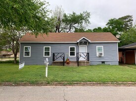 613 W Murray St in Denison, TX - Building Photo