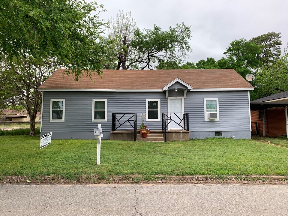 613 W Murray St in Denison, TX - Building Photo