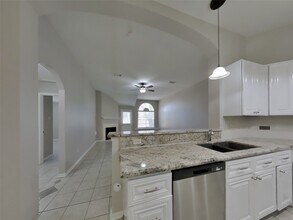 18707 Singing Woods Dr in Humble, TX - Foto de edificio - Building Photo