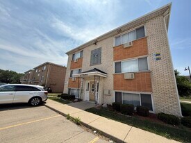 9575 Maple Dr in Rosemont, IL - Building Photo