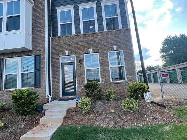 property at 4916 Old Pineville Rd