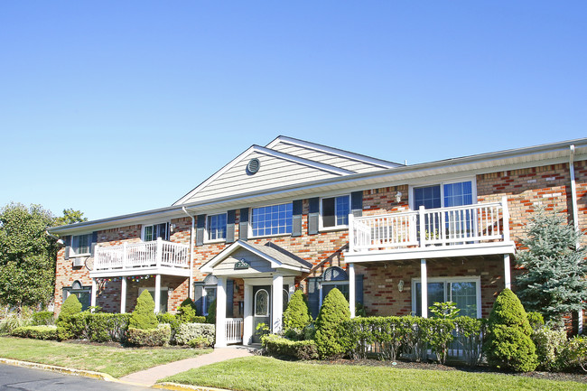 Fairfield Plaza At Sayville in Sayville, NY - Foto de edificio - Building Photo