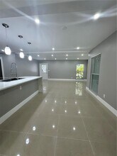 8003 NW 70th Ave in Tamarac, FL - Foto de edificio - Building Photo