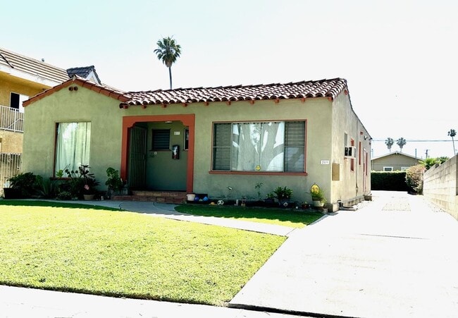 219 N Olive Ave in Alhambra, CA - Building Photo - Building Photo